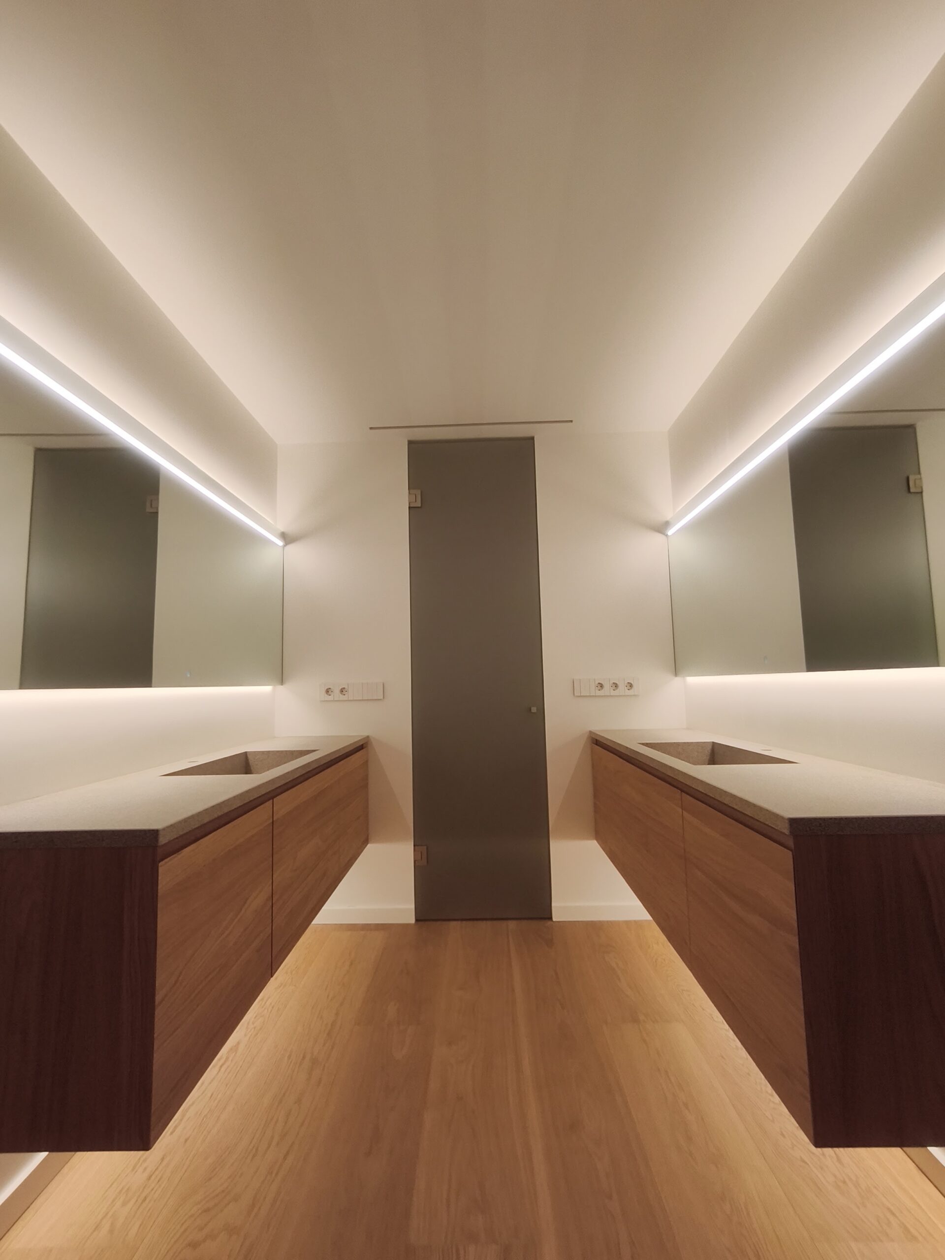 Espejos de lujo con iluminación retráctil fabricados en Elche